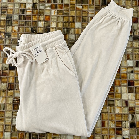 Lou & Grey Pants - NWT Lou & Grey Joggers~Medium~’Fluffy Marshmallow’~Ivory/Lt Cream Color~$68